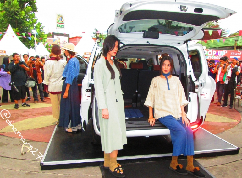 Disain mobil Sienta yang fun dan stylish sejalan dengan style fashion generasi masa kini. (foto: dokpri)