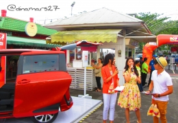 Sarwendah Tan (berdiri di tengah), mantan personil Cherrybelle yang juga istri dari Ruben Onsu, senang dengan konsep mobil Sienta yang bisa dipakai hang-out maupun kerja. (foto: dokpri)