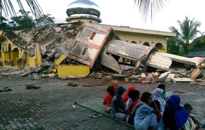 Gempa Darat Pidie Aceh ( sumber foto: Zian Muttaqien/AFP)