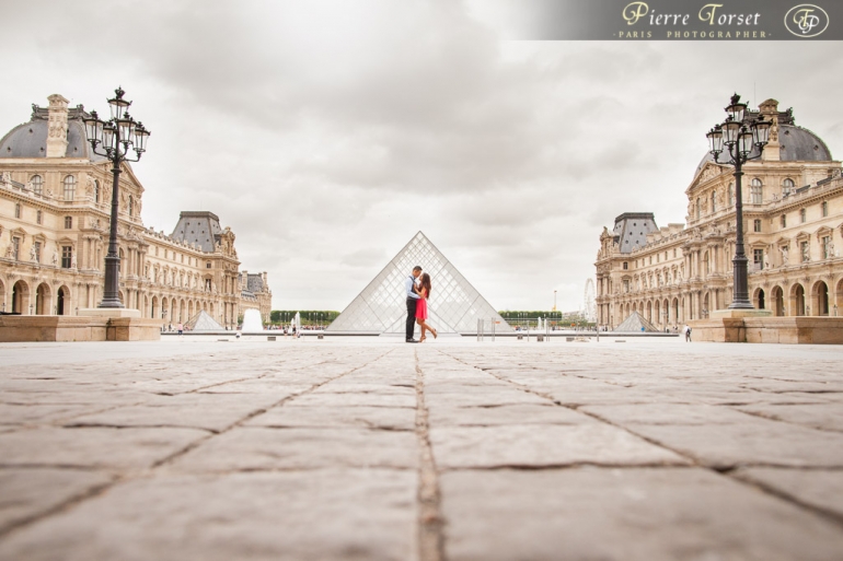 Salah satu foto pengunjung di depan Museum Louvre (sumber: http://www.paris-photographer.net/paris-engagement-photographer/photos/engagement-photography-louvre-paris.jpg)