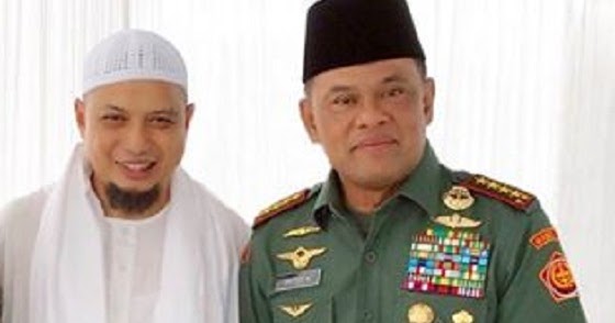 Jenderal Gatot Nurmantyo bersama KH Arifin Ilham. (sumber foto: http://www.tarbiyah.net)