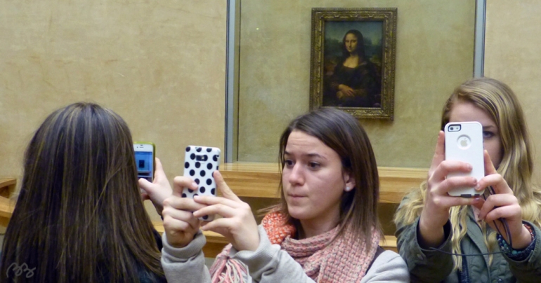 Selfie dengan lukisan Monalisa (sumber: http://blog.bergery.net/wp-content/uploads/2015/03/Mona-Lisa-Selfies-photo-by-Benjamin-Bergery-2015.jpg)