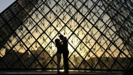 Salah satu pose berciuman di depan Museum Louvre (sumber: http://www.lefigaro.fr/arts-expositions/2016/12/07/03015-20161207ARTFIG00244-le-louvre-musee-le-plus-instagramme-en-2016.php)