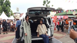 Bagasi Toyota Sienta yang luas bahkan nyaman untuk diduduki model Lustig fashion (Dokpri)