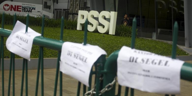KOMPAS / AGUS SUSANTO Pintu gerbang Kantor PSSI di Senayan, Jakarta, disegel dengan rantai besi oleh massa dari Pecinta Sepakbola Indonesia.