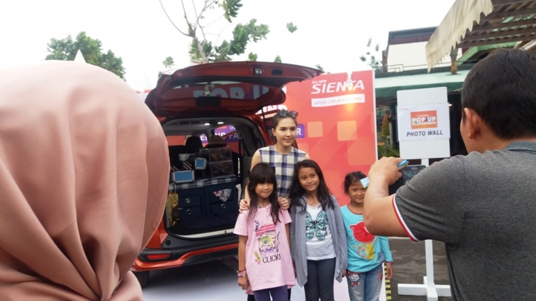 Pesohor Olivia Jensen berpose bersama para fans ciliknya dan Toyota Sienta (Dokpri)