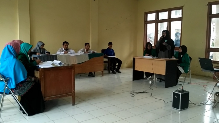 Gambar 2, Dengan santai, Ifa menanggapi sangghan dari lawan debatnya (Doc. FMT)