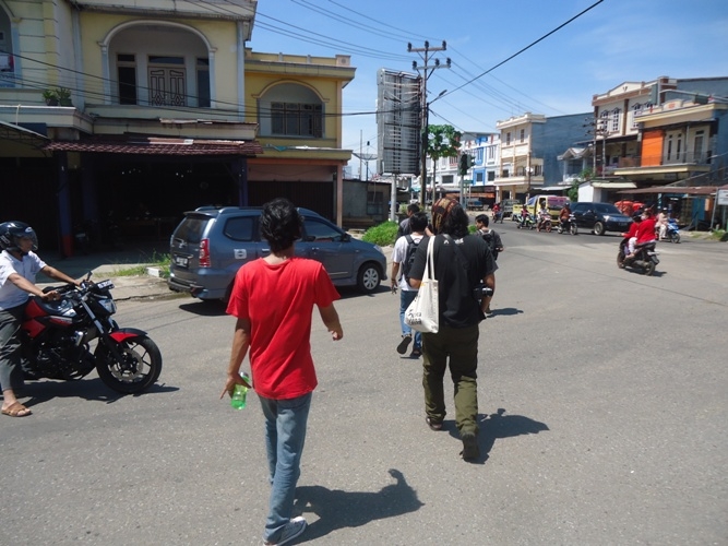 Peserta pelatihan melintasi jalan raya untuk mengambil titik koordinat. Foto dok. Kelompok 3