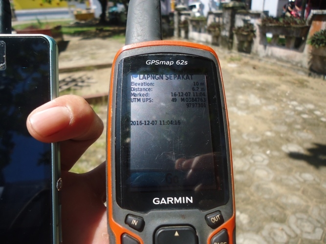 Saat pengambilan titik koordinat dengan GPS. foto dok. Yayasan Palung dan Greenpeace