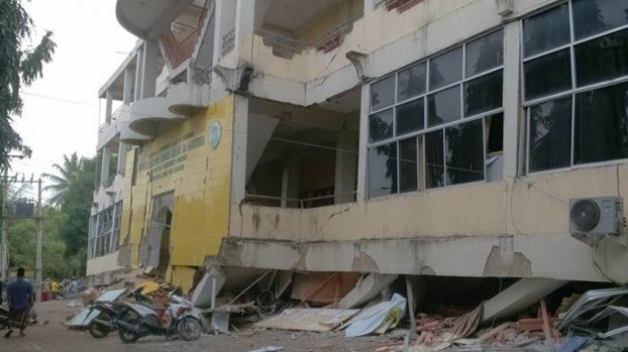 Gambar 3. Salah satu bangunan sekolah yang rusak sakibat gempa 7 Desember 2016 (sumber foto: Serambi Indonesia)