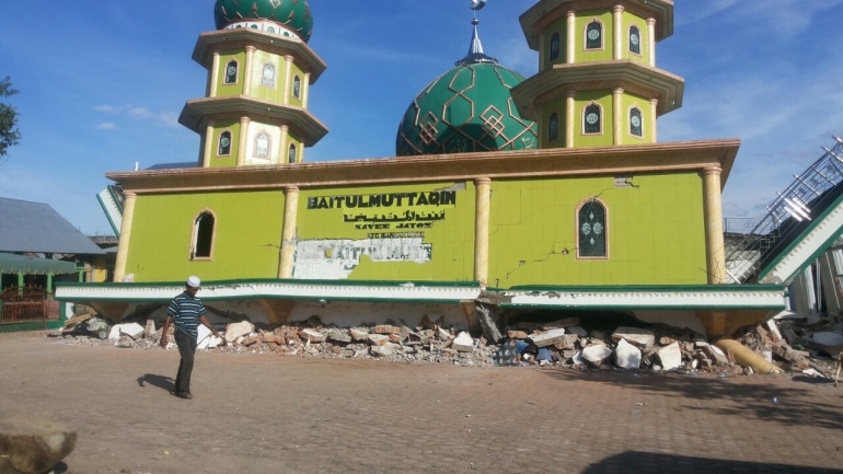 Gambar2. Salah satu Mesjid yang rusak bagian lantai dasar akibat gempa 7 Desember 2016 (sumber foto: T. Zulkifli)
