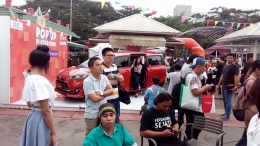 Antusias para pengunjung untuk melihat Toyota All New Sienta / Foto: Bowo Susilo