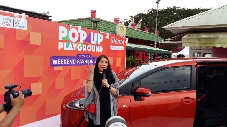 Artis Indonesia, Alice Norin ketika ikut memeriahkan acara Sienta Pop Up Playground - Unlock Your Weekend Fashion Bazaar di The Plaza Flavor Bliss Alam Sutera. Calon ibu ini sangat menyukai fitur dive-in seat dari Toyota Sienta. Menyetir sendiri atau disopiri, ia akan sangat enjoy dengan Toyota Sienta. Foto: Arum Sato