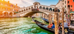Naik Gondola di Venezia memang menyenangkan (Despegar.com)
