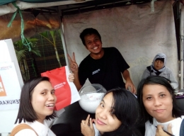 Foto wefie bareng sama Mbak Dewi Puspa, Mbak Windu, dan Mas Penjaga Booth Toyota (foto: dokpri)