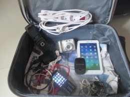 Pentingnya alat-alat elektronik dalam melakukan perjalanan atau traveling memang asyik (dok pri).