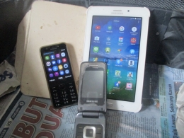 Smartphone dan Gadget yang sering saya gunakan saat aktivitas travel, yakni Nokia 230 dual sim,Samsung GT-C3520 dan Samsung Tab 3 V (dok pri).