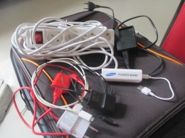 peralatan pendukung saat traveling, yakni charger, power bank dan kabel rol, agar alat elektronik yang kita bawa bisa terus menyala (dok pri).