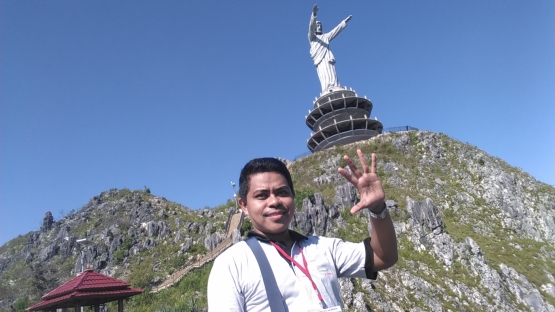 Berpose berlatar patung Yesus. Gambar dokpri