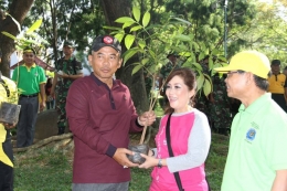 Walikota Bekasi Rahmat Effendi, Tanam pohon untuk penghijauan, Foto;Gusdidit