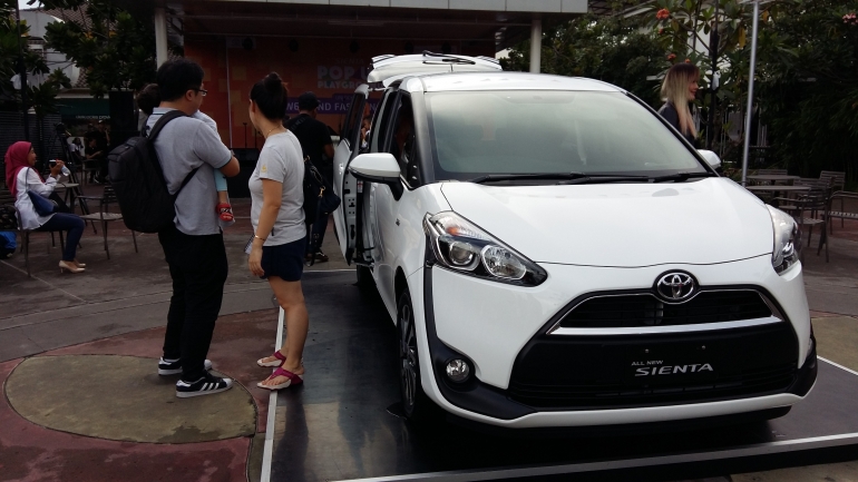 Dari sekian banyak jenis mobil yang beredar di Indonesia, Toyota Sienta bisa menjadi alternatif pilihan keluarga. Foto: Arum Sato
