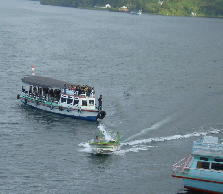 Kapal yang mengangkut penumpang di danau Toba pada perayaan tahun baru 2010 (dokpri)