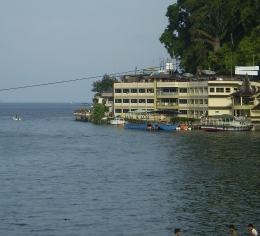 Salah satu hotel penginapan di pinggir danau Toba, Kota Parapat (dokpri).