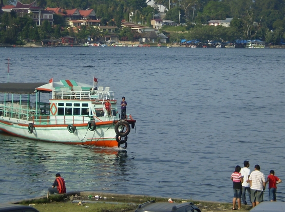 Dermaga Ajibata di pagi hari. Tempat penyeberangan dari Parapat ke P. Samosir. (dokpri)