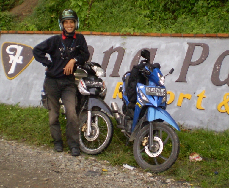 Saat memasuki Kota Wisata, Parapat dengan 2 sepeda motor sebagai transportasi travelling. (dokpri). (dokpri)