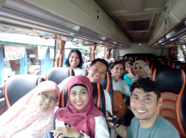 Wefie ria di dalam bus yang on the way ke Flavor Bliss Tangerang, lokasi gelaran acara Toyota Sienta Pop Up Playground (foto: dokpri)
