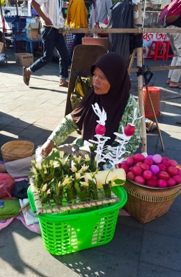 Bu Tugiyem adalah satu dari sedikit penjual Kinang dan Endhog Abang yang masih bisa dijumpai di Pasar Sekaten Yogyakarta (dok. pri).