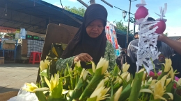 Bu Tugiyem berjualan Kinang di halaman Masjid Gedhe Kauman Yogyakarta pada Jumat (9/12/2016) (dok. pri).