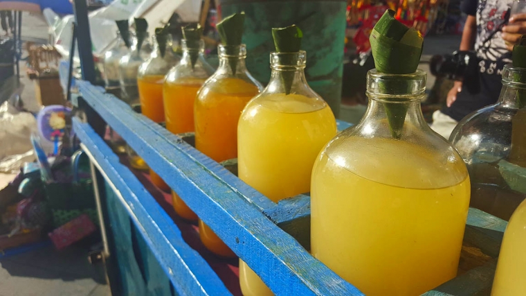 Jamu beras kencur, kunir asem, dan gula asem yang dijual Pak Maskus di halaman Masjid Gedhe Kauman saat Sekaten digelar (dok. pri).
