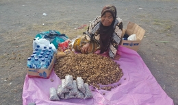 Mbah Tugiyem, nenek berusia 65 tahun yang berjualan kacang rebus, kacang goreng, serta air mineral di antara hiruk pikuknya Pasar Sekaten Yogyakarta (dok. pri).