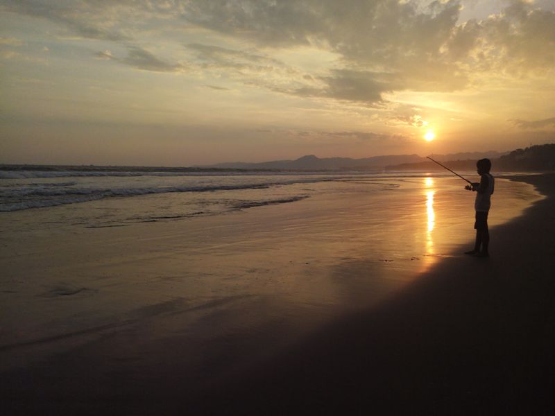 Seorang Anak Yang Memancing di Pantai (Dokumentasi Pribadi)