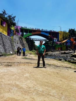 Background jembatan utama sebagai penghubung sungai brantas (dokri) 