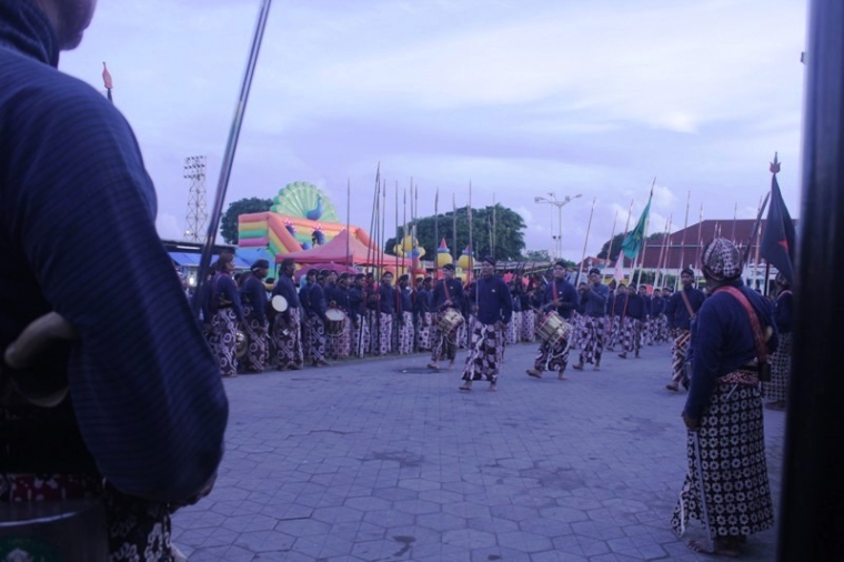 Salah satu bregada yang akan mengawal arak-arakan gunungan kakung putri. Foto: Umi Azzurasantika