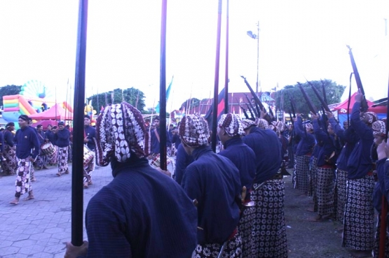 Tembakan oleh Bregada ketika gunungan lewat untuk di arak. Foto: Umi Azzurasantika