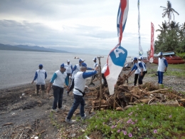 Acara bersih-bersih di Pantai Watu Dodol dalam rangka HUT Pertamina ke-59 (sumber gambar : Afin Yulia)