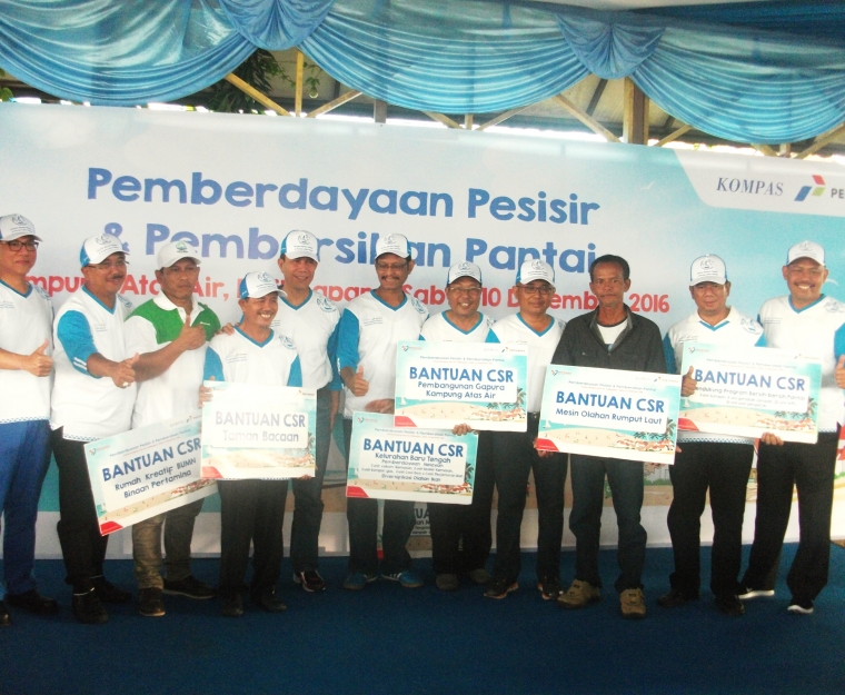 Penyerahan bantuan-bantuan (dokpri)