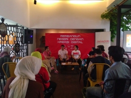 Moderator dan Pembicara pada Kompasiana Nangkring di Bandung (Foto Kang Alee)