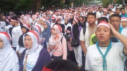 Jamaah salat subuh 1212 jalan sehat dari Masjid Pusdai menuju Gedung Sate, Jalan Diponegoro, Bandung (gambar: detik.com)