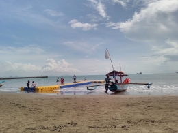 Wisatawan Sedang Bermain di Pantai Teluk Penyu (Foto Kang Alee)