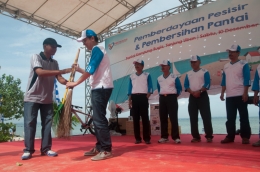 Simbolis penyerahan alat alat kebersihan kepada peserta aksi bersih pantai