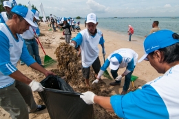 Peserta Aksi Bersih Pantai Kampung Bugis