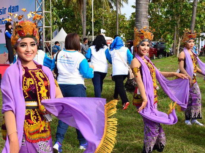 Sebelum memasuki bibir pantai kami disambut kembali dengan Tari Jejer Gandrung, yang merupakan tarian khas Kabupaten Banyuwangi.