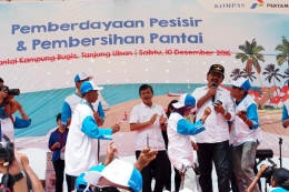Gubernur Kepri Nurdin Basirun turut hadir memeriahkan aksi bersihkan pantai PT Pertamina dengan bernyanyi dan berjoget bersama warga.