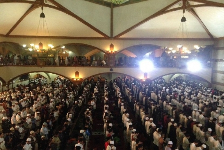 Ribuan jamaah shalat subuh di Masjid Pusdai, Bandung (gambar: republika.co.id)
