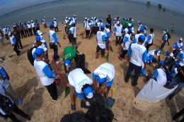 Aksi Pertamina Bersihkan Pantai dalam rangka peringatan HUT ke-59 HUT PT Pertamina (Persero) di Pantai Kampung Bugis, Bintan, Sabtu (10/12/2016).