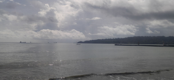 Berwisata Menyisir Pantai (Dokumentasi Pribadi)